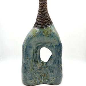 Botella azul con hueco